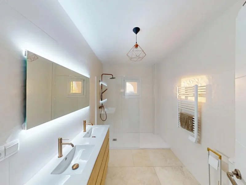 This spectacular villa in Torrox stands out for its spaciousness, luminosity and stunning views of both the sea and the mountains, offering an ideal environment to enjoy the tranquility and the Mediterranean lifestyle. On the main floor of the house we fi