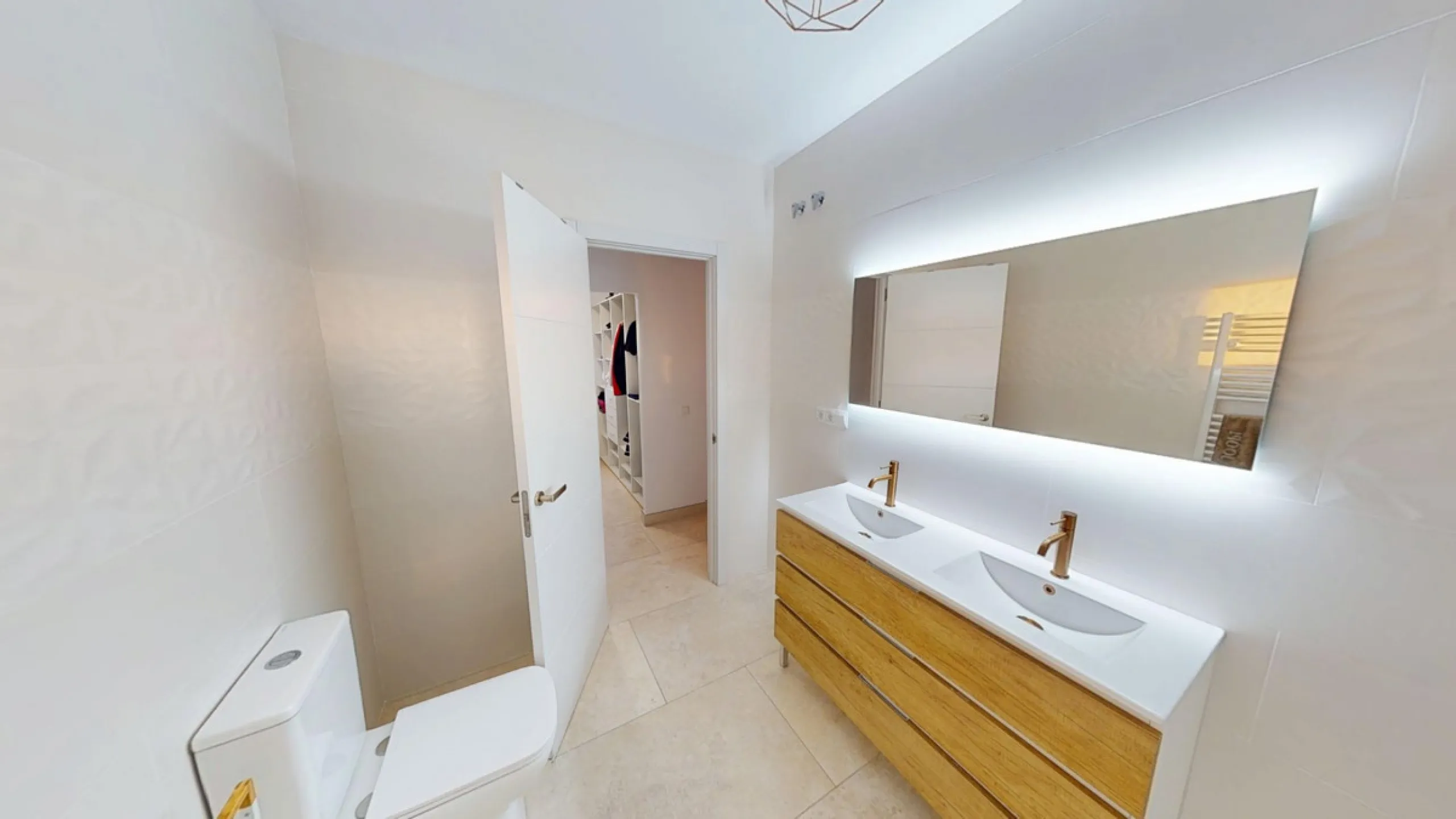 This spectacular villa in Torrox stands out for its spaciousness, luminosity and stunning views of both the sea and the mountains, offering an ideal environment to enjoy the tranquility and the Mediterranean lifestyle. On the main floor of the house we fi