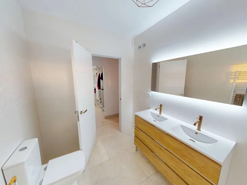 This spectacular villa in Torrox stands out for its spaciousness, luminosity and stunning views of both the sea and the mountains, offering an ideal environment to enjoy the tranquility and the Mediterranean lifestyle. On the main floor of the house we fi