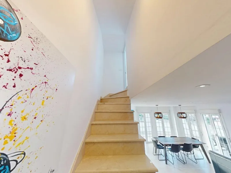 This spectacular villa in Torrox stands out for its spaciousness, luminosity and stunning views of both the sea and the mountains, offering an ideal environment to enjoy the tranquility and the Mediterranean lifestyle. On the main floor of the house we fi