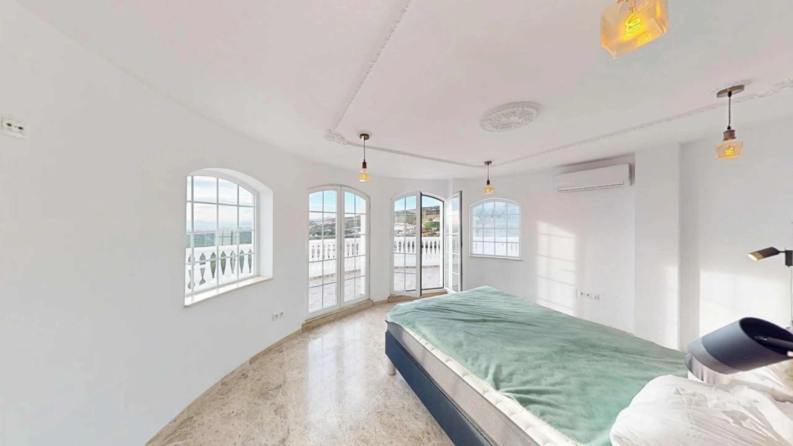 This spectacular villa in Torrox stands out for its spaciousness, luminosity and stunning views of both the sea and the mountains, offering an ideal environment to enjoy the tranquility and the Mediterranean lifestyle. On the main floor of the house we fi