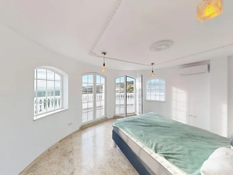 This spectacular villa in Torrox stands out for its spaciousness, luminosity and stunning views of both the sea and the mountains, offering an ideal environment to enjoy the tranquility and the Mediterranean lifestyle. On the main floor of the house we fi