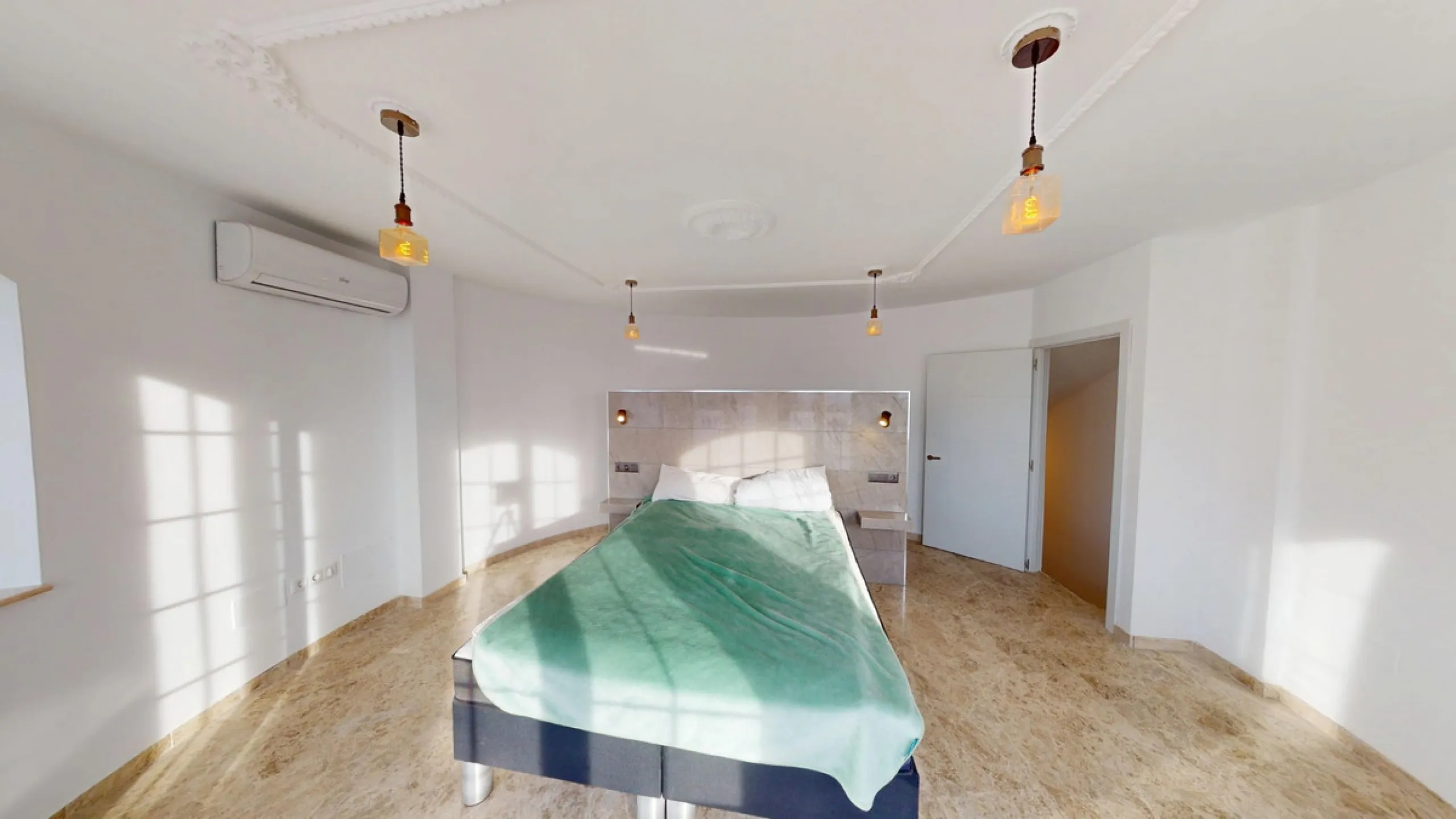 This spectacular villa in Torrox stands out for its spaciousness, luminosity and stunning views of both the sea and the mountains, offering an ideal environment to enjoy the tranquility and the Mediterranean lifestyle. On the main floor of the house we fi