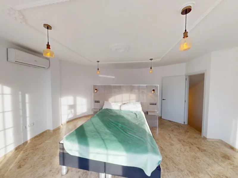 This spectacular villa in Torrox stands out for its spaciousness, luminosity and stunning views of both the sea and the mountains, offering an ideal environment to enjoy the tranquility and the Mediterranean lifestyle. On the main floor of the house we fi