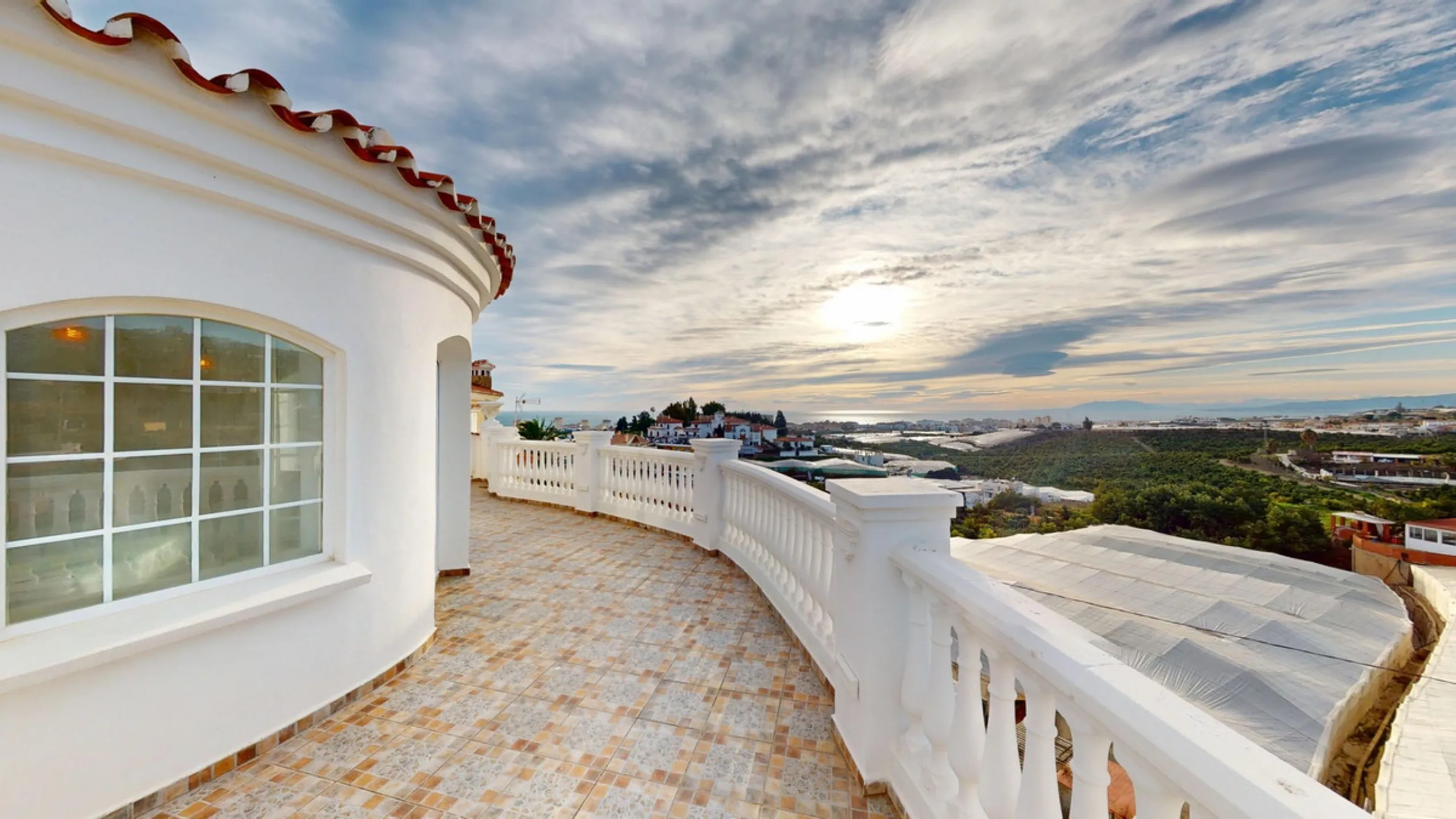 This spectacular villa in Torrox stands out for its spaciousness, luminosity and stunning views of both the sea and the mountains, offering an ideal environment to enjoy the tranquility and the Mediterranean lifestyle. On the main floor of the house we fi