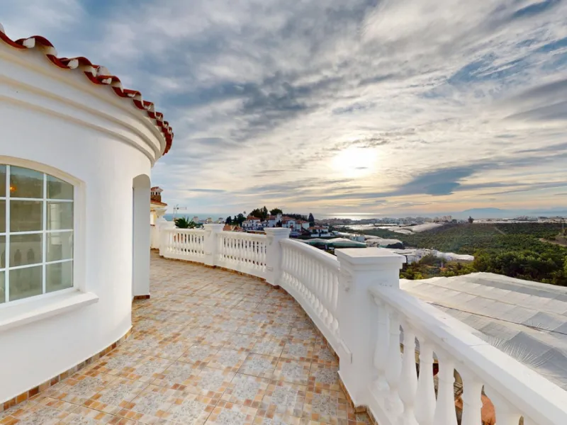 This spectacular villa in Torrox stands out for its spaciousness, luminosity and stunning views of both the sea and the mountains, offering an ideal environment to enjoy the tranquility and the Mediterranean lifestyle. On the main floor of the house we fi