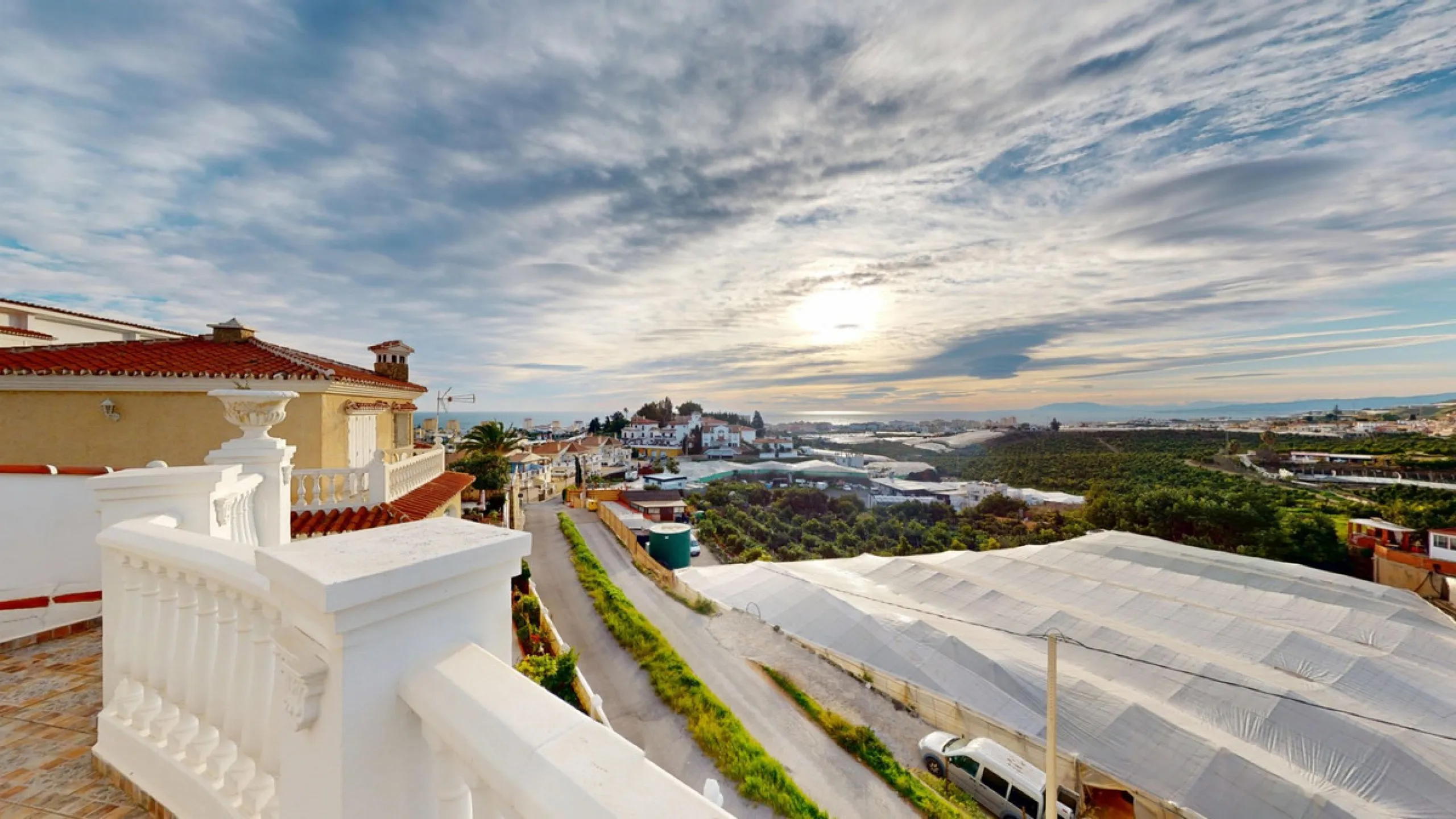 This spectacular villa in Torrox stands out for its spaciousness, luminosity and stunning views of both the sea and the mountains, offering an ideal environment to enjoy the tranquility and the Mediterranean lifestyle. On the main floor of the house we fi