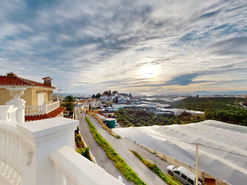 This spectacular villa in Torrox stands out for its spaciousness, luminosity and stunning views of both the sea and the mountains, offering an ideal environment to enjoy the tranquility and the Mediterranean lifestyle. On the main floor of the house we fi