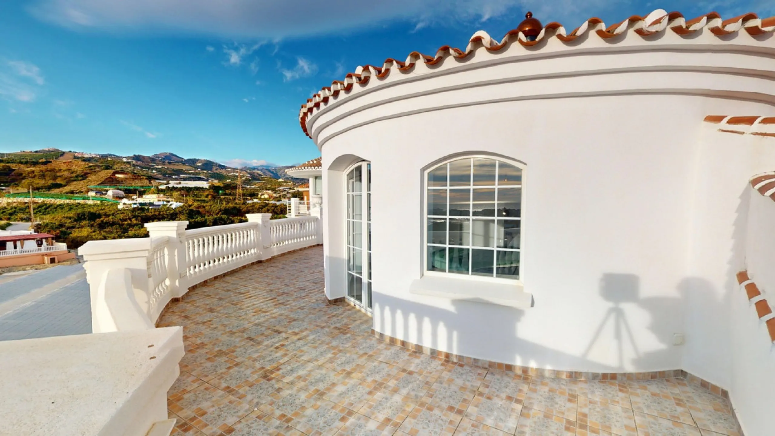 This spectacular villa in Torrox stands out for its spaciousness, luminosity and stunning views of both the sea and the mountains, offering an ideal environment to enjoy the tranquility and the Mediterranean lifestyle. On the main floor of the house we fi