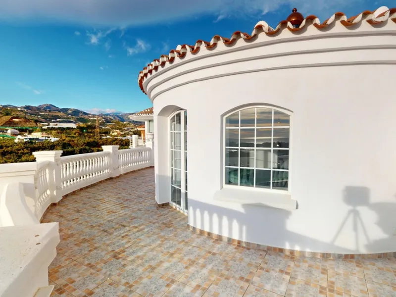 This spectacular villa in Torrox stands out for its spaciousness, luminosity and stunning views of both the sea and the mountains, offering an ideal environment to enjoy the tranquility and the Mediterranean lifestyle. On the main floor of the house we fi
