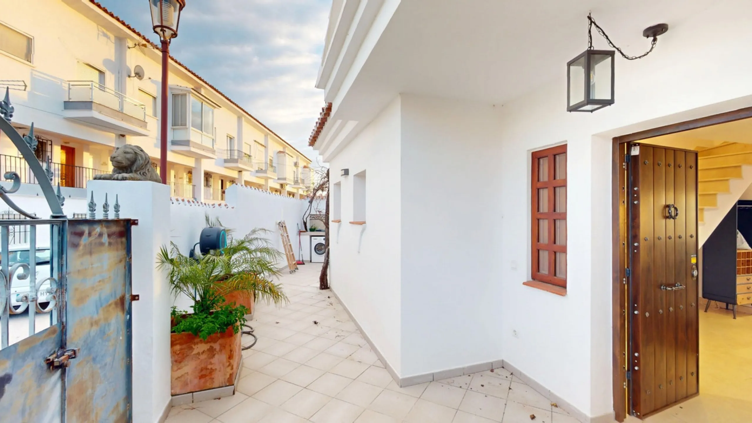 This spectacular villa in Torrox stands out for its spaciousness, luminosity and stunning views of both the sea and the mountains, offering an ideal environment to enjoy the tranquility and the Mediterranean lifestyle. On the main floor of the house we fi