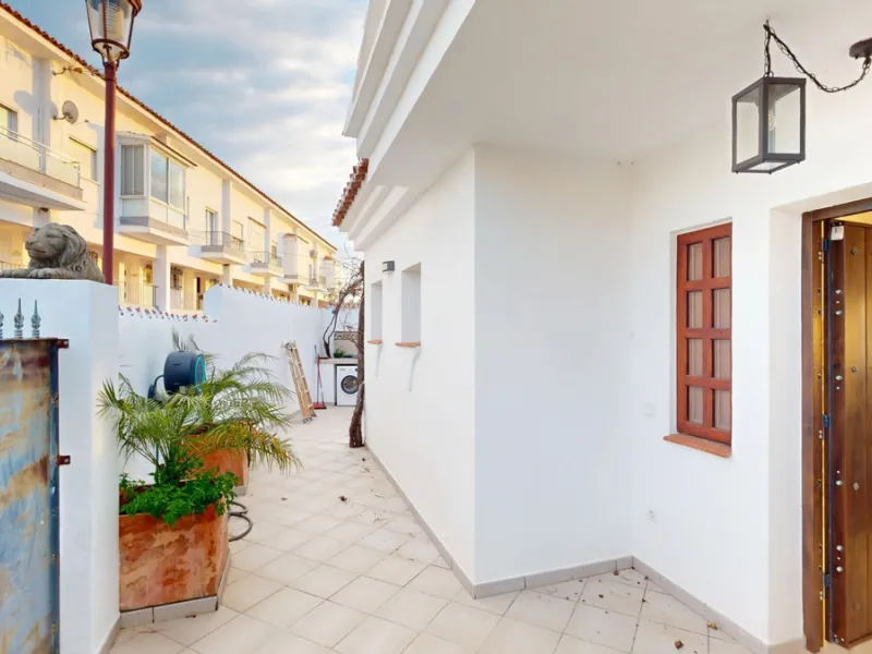 This spectacular villa in Torrox stands out for its spaciousness, luminosity and stunning views of both the sea and the mountains, offering an ideal environment to enjoy the tranquility and the Mediterranean lifestyle. On the main floor of the house we fi