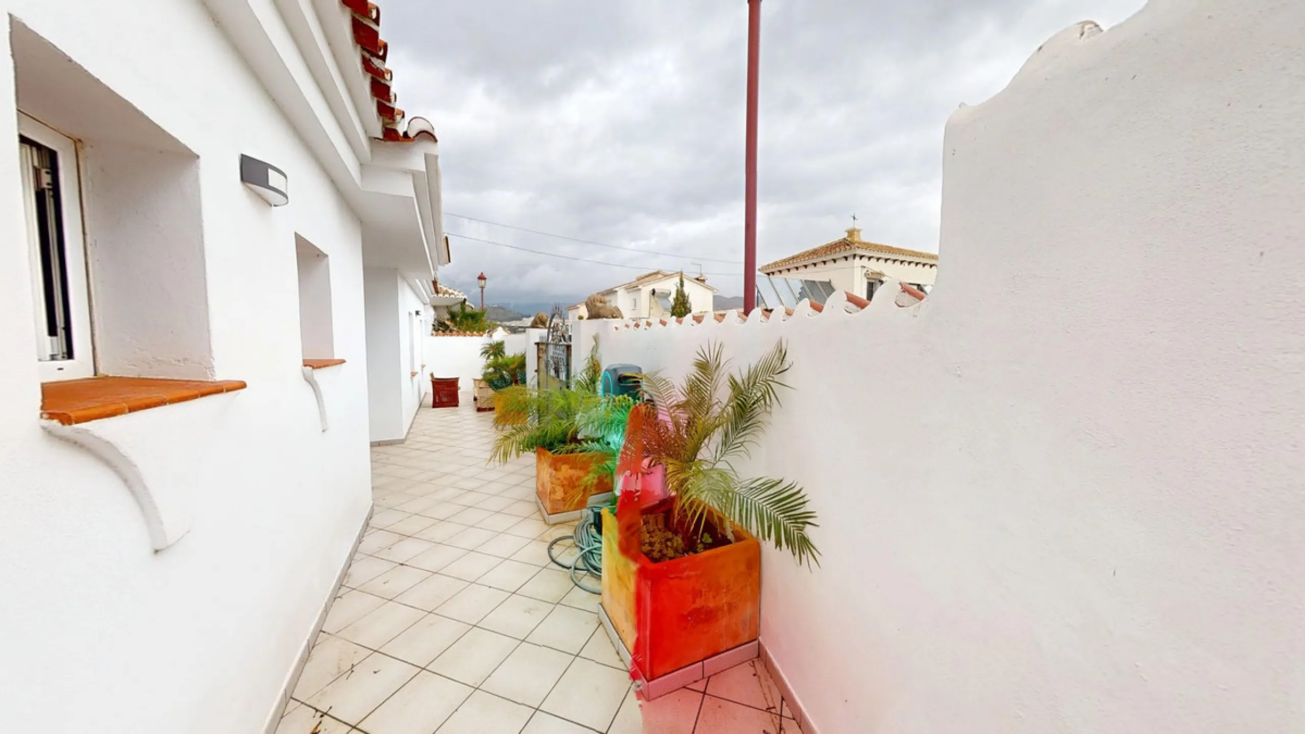 This spectacular villa in Torrox stands out for its spaciousness, luminosity and stunning views of both the sea and the mountains, offering an ideal environment to enjoy the tranquility and the Mediterranean lifestyle. On the main floor of the house we fi