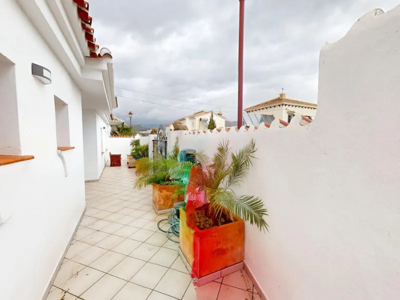 This spectacular villa in Torrox stands out for its spaciousness, luminosity and stunning views of both the sea and the mountains, offering an ideal environment to enjoy the tranquility and the Mediterranean lifestyle. On the main floor of the house we fi