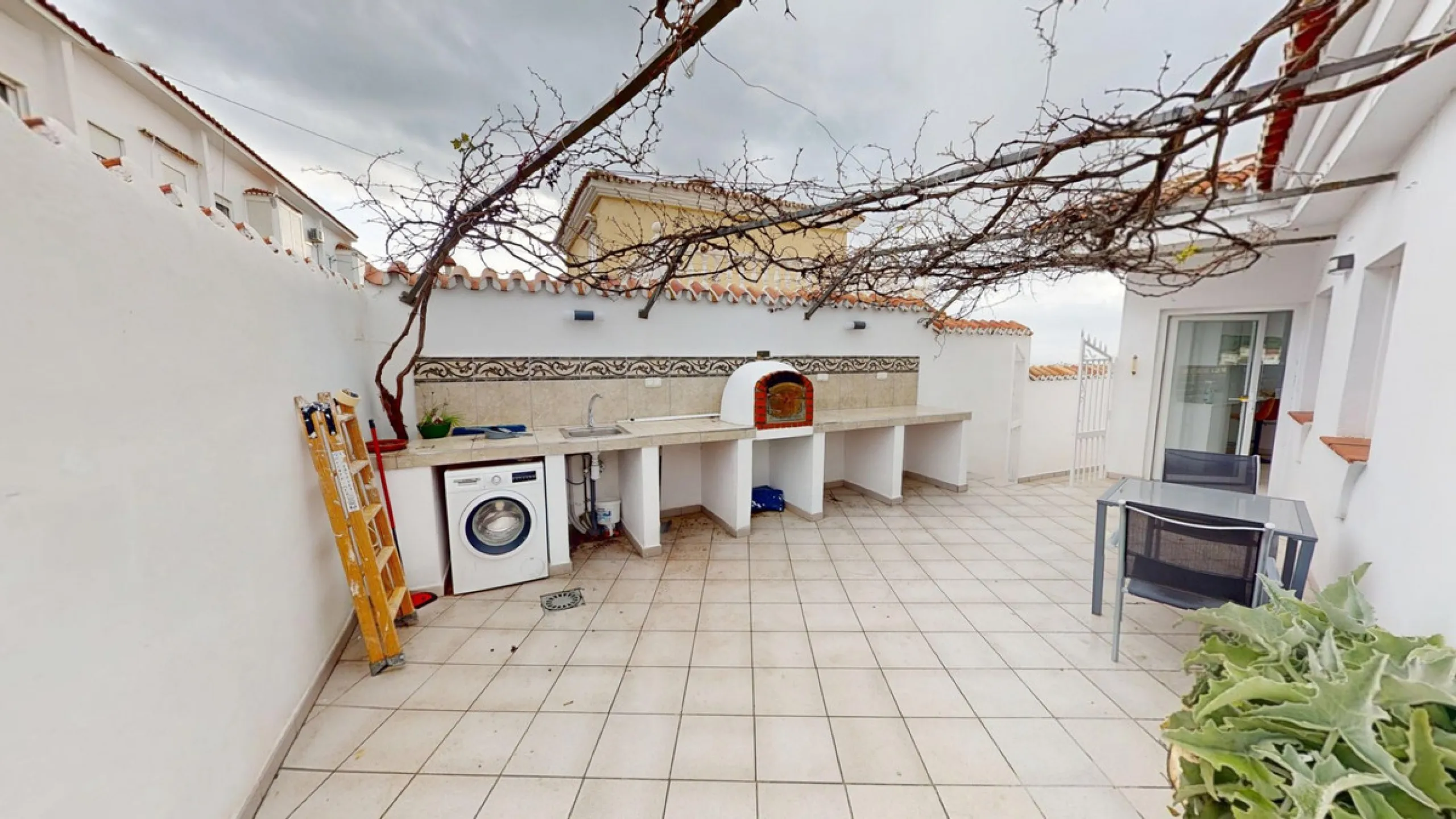 This spectacular villa in Torrox stands out for its spaciousness, luminosity and stunning views of both the sea and the mountains, offering an ideal environment to enjoy the tranquility and the Mediterranean lifestyle. On the main floor of the house we fi