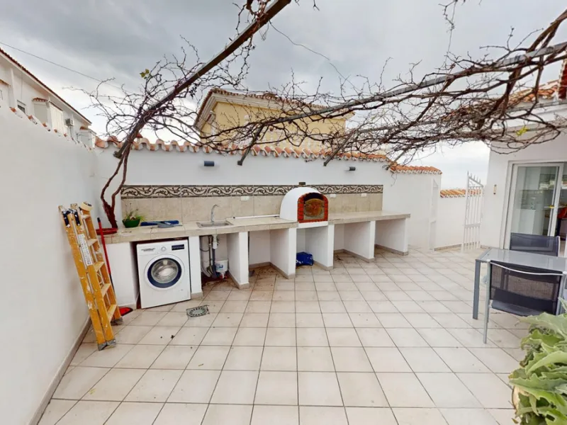 This spectacular villa in Torrox stands out for its spaciousness, luminosity and stunning views of both the sea and the mountains, offering an ideal environment to enjoy the tranquility and the Mediterranean lifestyle. On the main floor of the house we fi