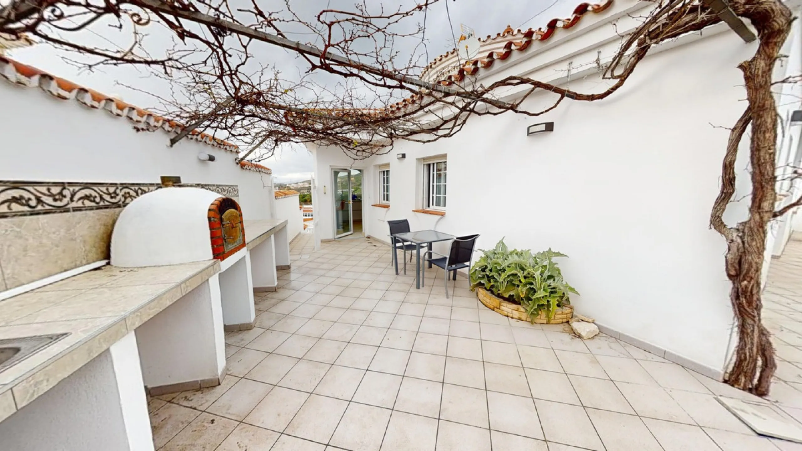 This spectacular villa in Torrox stands out for its spaciousness, luminosity and stunning views of both the sea and the mountains, offering an ideal environment to enjoy the tranquility and the Mediterranean lifestyle. On the main floor of the house we fi