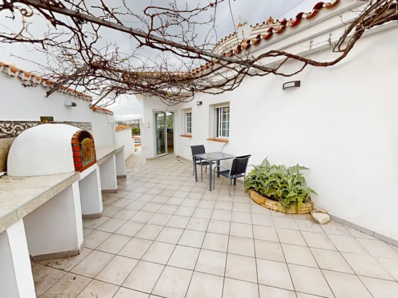 This spectacular villa in Torrox stands out for its spaciousness, luminosity and stunning views of both the sea and the mountains, offering an ideal environment to enjoy the tranquility and the Mediterranean lifestyle. On the main floor of the house we fi