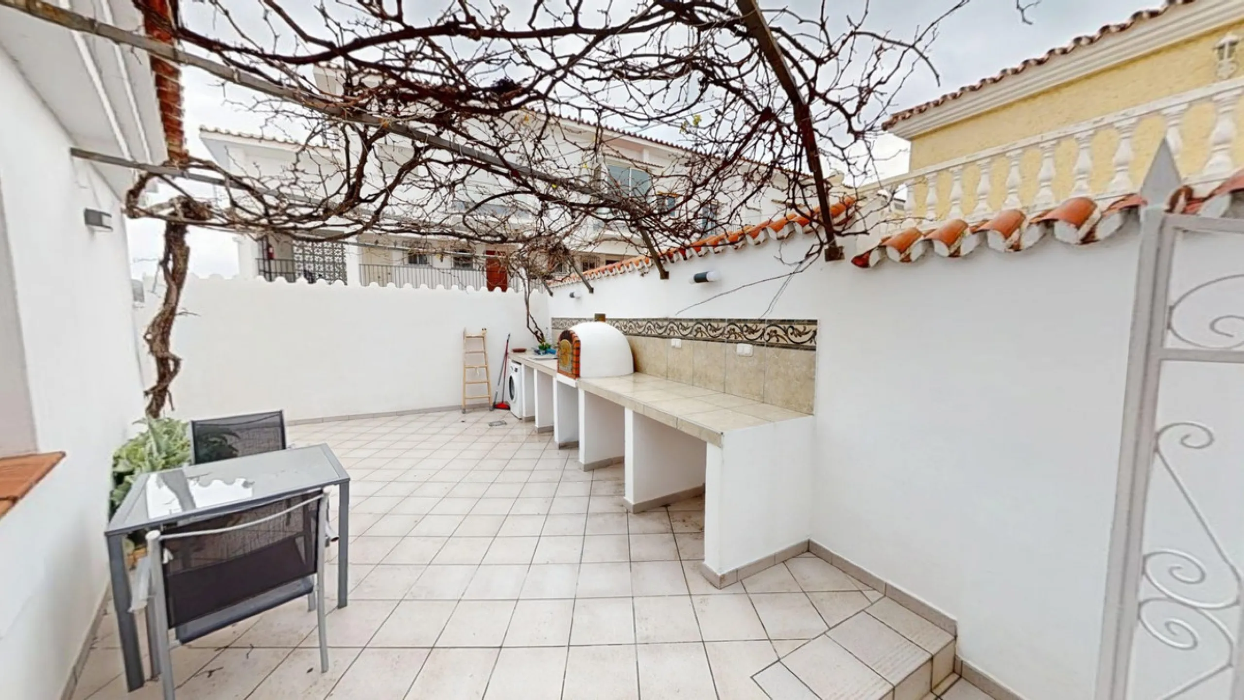This spectacular villa in Torrox stands out for its spaciousness, luminosity and stunning views of both the sea and the mountains, offering an ideal environment to enjoy the tranquility and the Mediterranean lifestyle. On the main floor of the house we fi