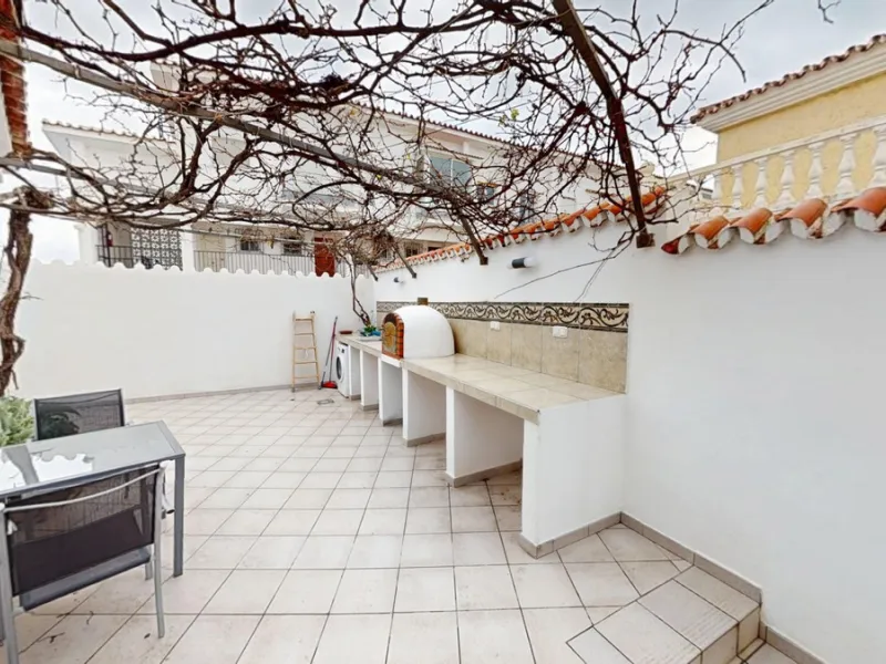 This spectacular villa in Torrox stands out for its spaciousness, luminosity and stunning views of both the sea and the mountains, offering an ideal environment to enjoy the tranquility and the Mediterranean lifestyle. On the main floor of the house we fi