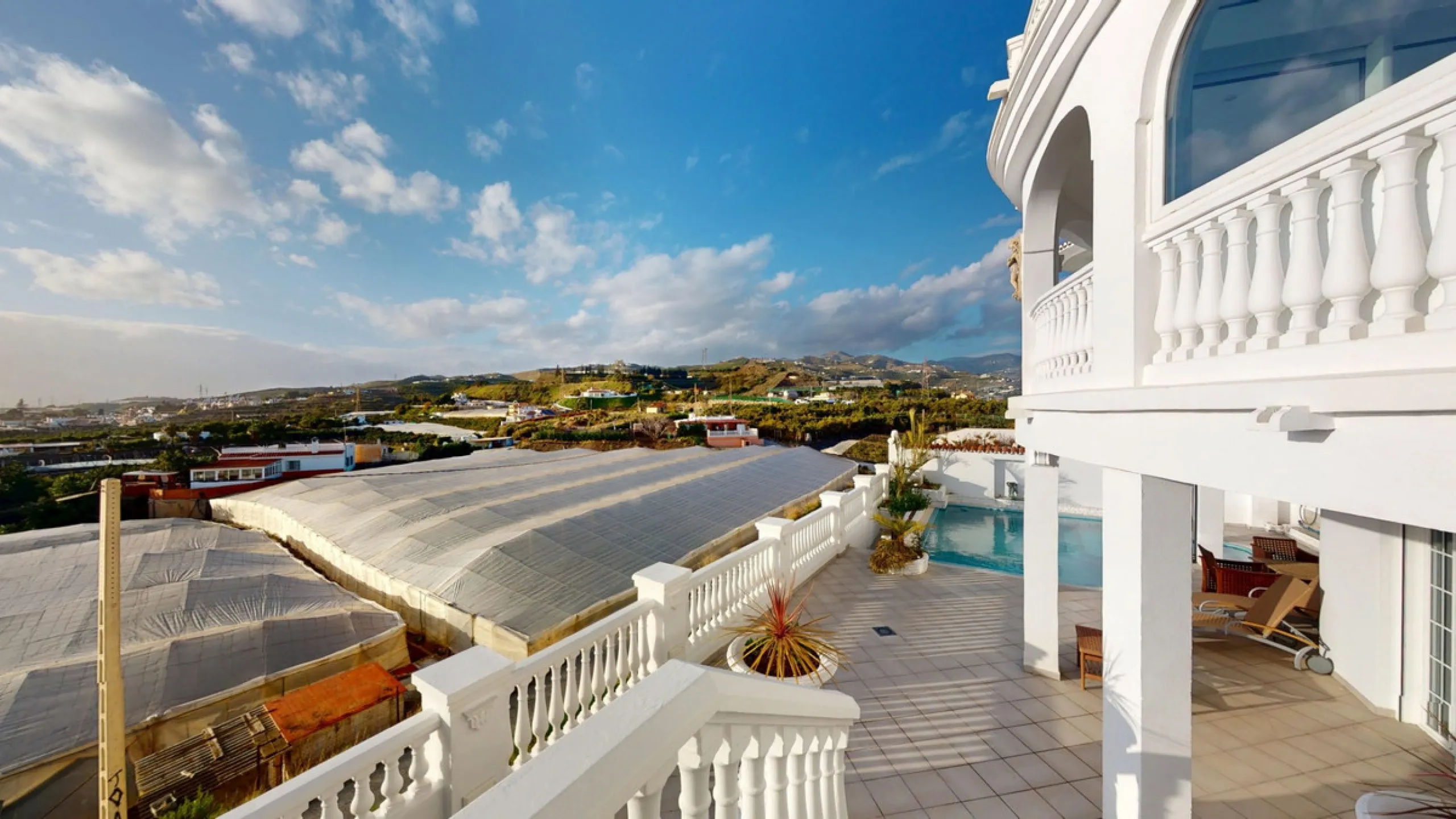 This spectacular villa in Torrox stands out for its spaciousness, luminosity and stunning views of both the sea and the mountains, offering an ideal environment to enjoy the tranquility and the Mediterranean lifestyle. On the main floor of the house we fi