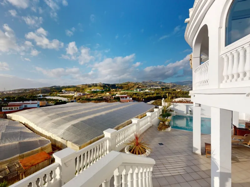 This spectacular villa in Torrox stands out for its spaciousness, luminosity and stunning views of both the sea and the mountains, offering an ideal environment to enjoy the tranquility and the Mediterranean lifestyle. On the main floor of the house we fi