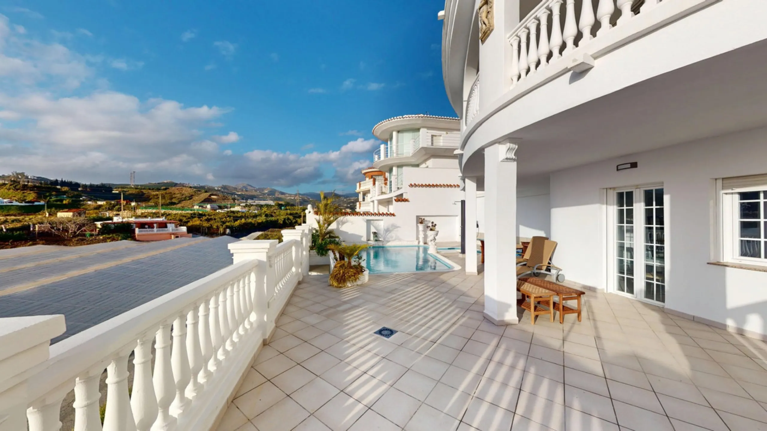This spectacular villa in Torrox stands out for its spaciousness, luminosity and stunning views of both the sea and the mountains, offering an ideal environment to enjoy the tranquility and the Mediterranean lifestyle. On the main floor of the house we fi