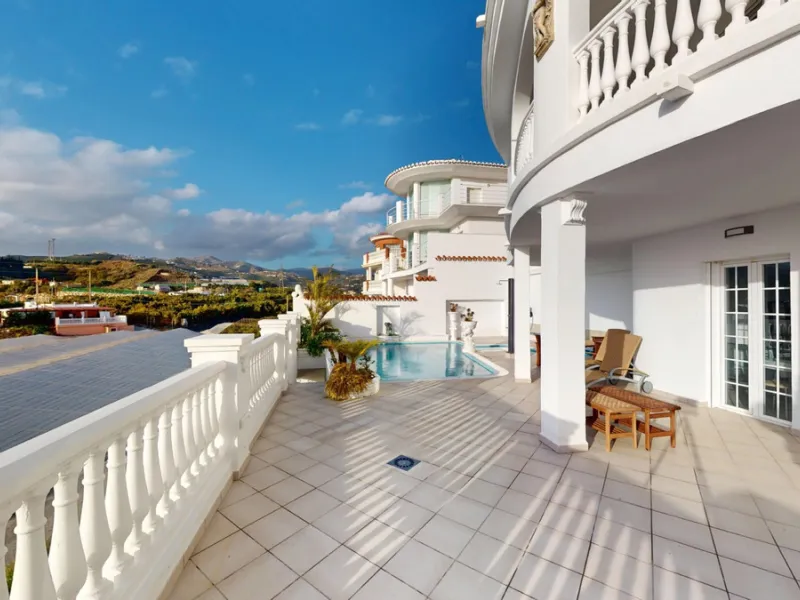 This spectacular villa in Torrox stands out for its spaciousness, luminosity and stunning views of both the sea and the mountains, offering an ideal environment to enjoy the tranquility and the Mediterranean lifestyle. On the main floor of the house we fi