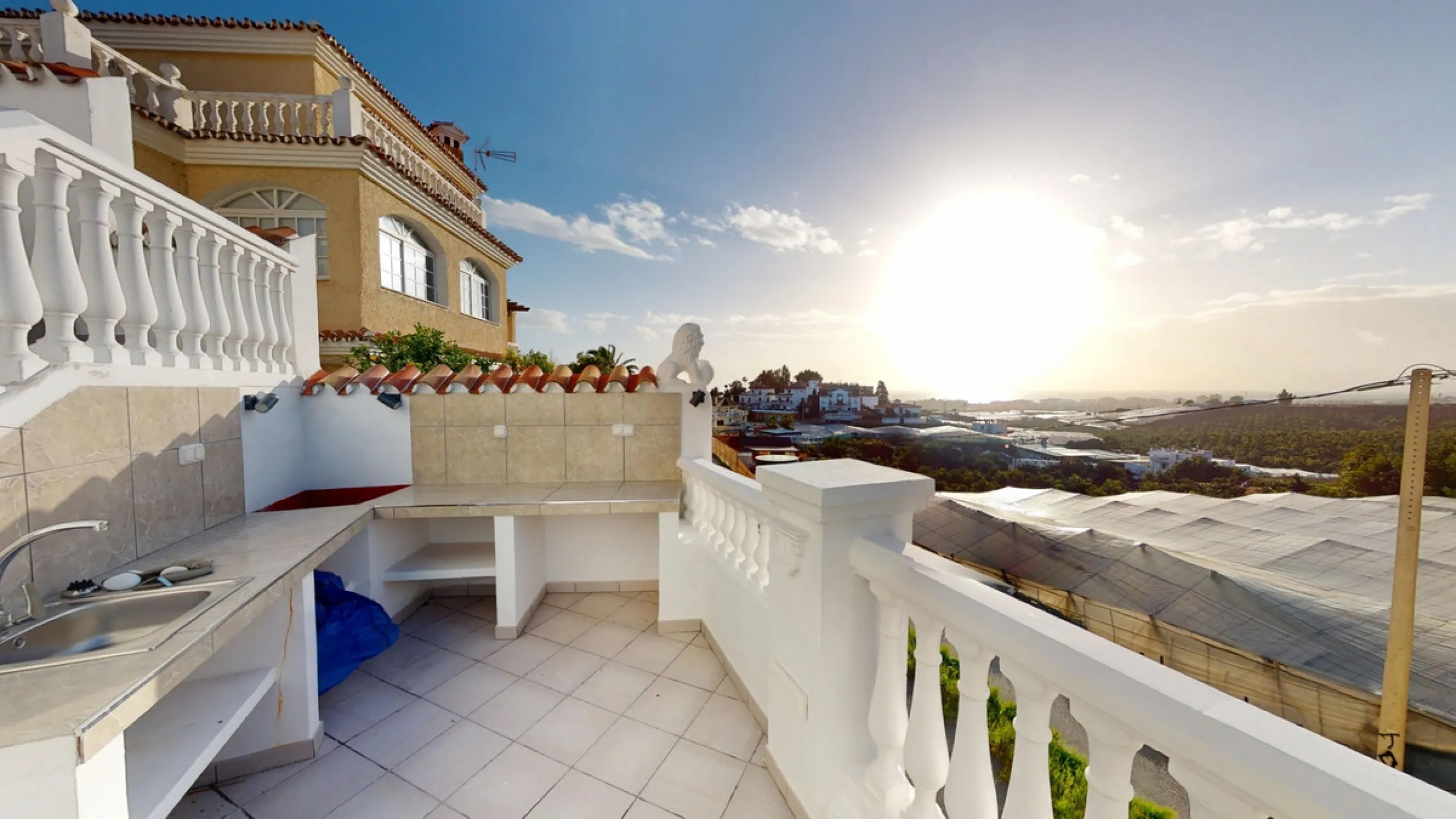 This spectacular villa in Torrox stands out for its spaciousness, luminosity and stunning views of both the sea and the mountains, offering an ideal environment to enjoy the tranquility and the Mediterranean lifestyle. On the main floor of the house we fi