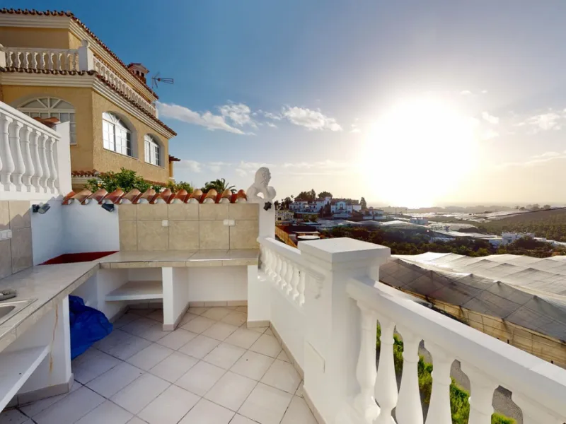 This spectacular villa in Torrox stands out for its spaciousness, luminosity and stunning views of both the sea and the mountains, offering an ideal environment to enjoy the tranquility and the Mediterranean lifestyle. On the main floor of the house we fi