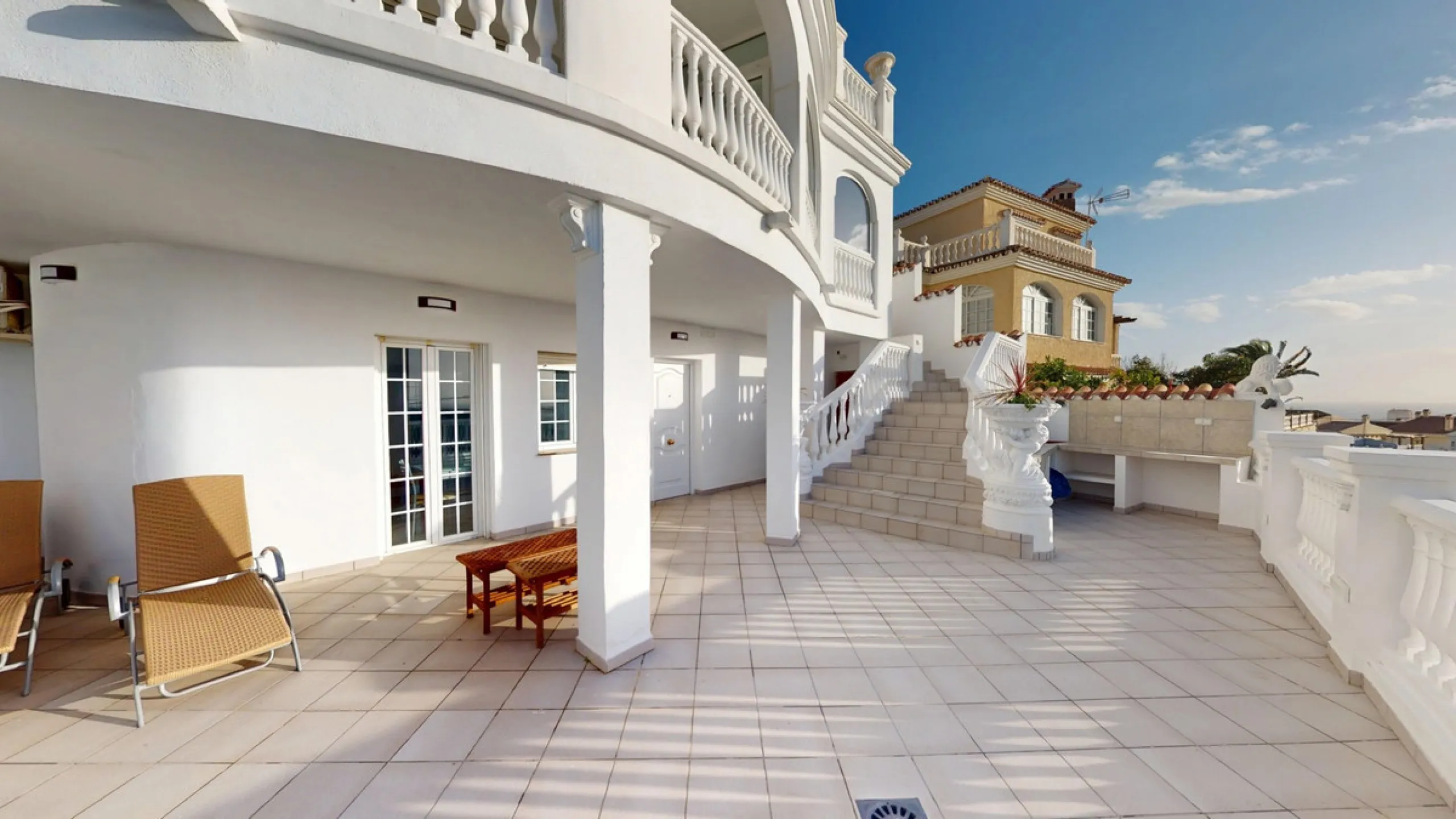 This spectacular villa in Torrox stands out for its spaciousness, luminosity and stunning views of both the sea and the mountains, offering an ideal environment to enjoy the tranquility and the Mediterranean lifestyle. On the main floor of the house we fi