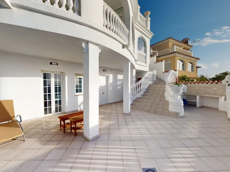 This spectacular villa in Torrox stands out for its spaciousness, luminosity and stunning views of both the sea and the mountains, offering an ideal environment to enjoy the tranquility and the Mediterranean lifestyle. On the main floor of the house we fi