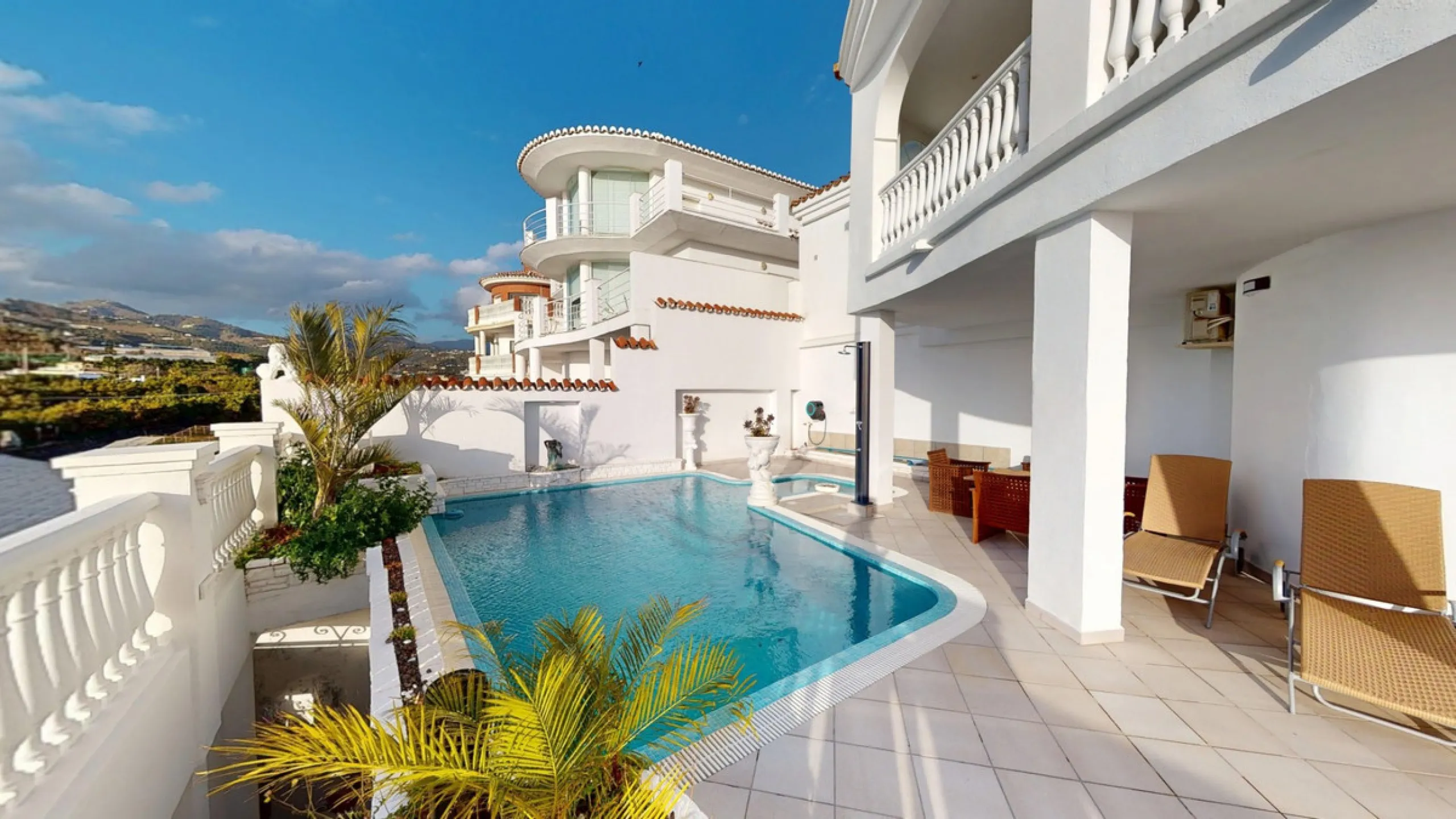 This spectacular villa in Torrox stands out for its spaciousness, luminosity and stunning views of both the sea and the mountains, offering an ideal environment to enjoy the tranquility and the Mediterranean lifestyle. On the main floor of the house we fi