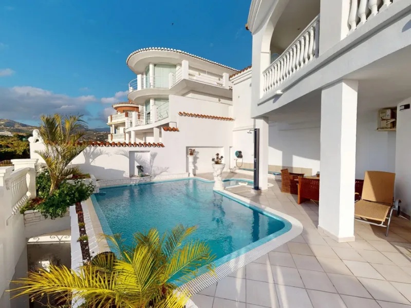 This spectacular villa in Torrox stands out for its spaciousness, luminosity and stunning views of both the sea and the mountains, offering an ideal environment to enjoy the tranquility and the Mediterranean lifestyle. On the main floor of the house we fi