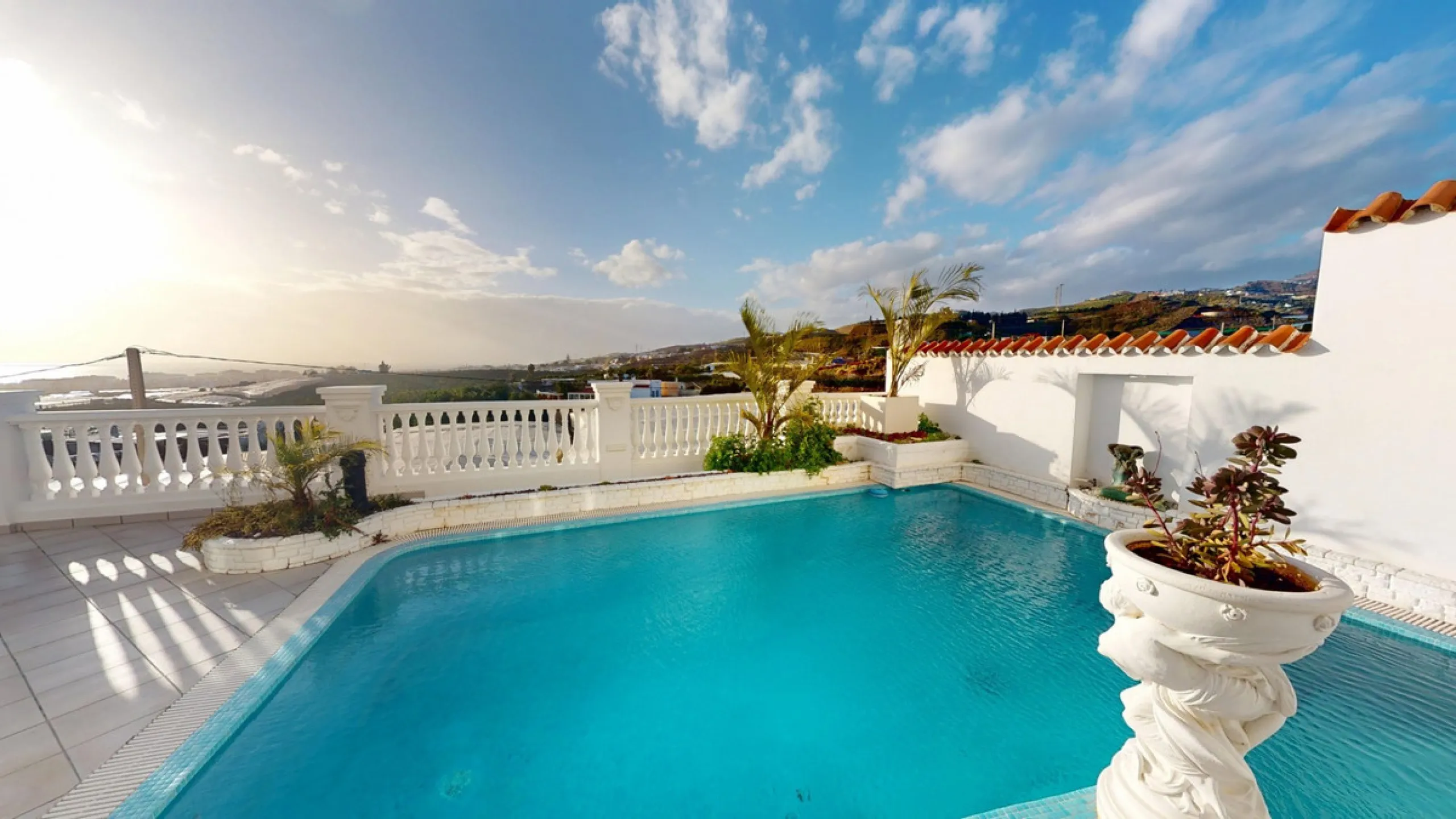 This spectacular villa in Torrox stands out for its spaciousness, luminosity and stunning views of both the sea and the mountains, offering an ideal environment to enjoy the tranquility and the Mediterranean lifestyle. On the main floor of the house we fi