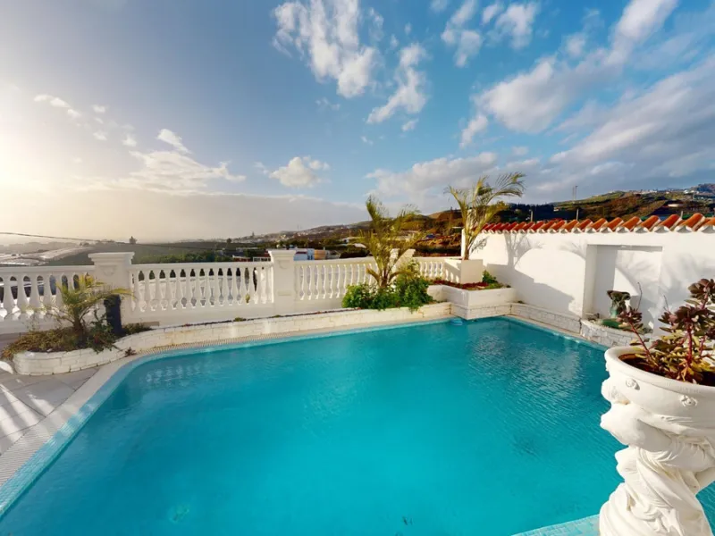 This spectacular villa in Torrox stands out for its spaciousness, luminosity and stunning views of both the sea and the mountains, offering an ideal environment to enjoy the tranquility and the Mediterranean lifestyle. On the main floor of the house we fi