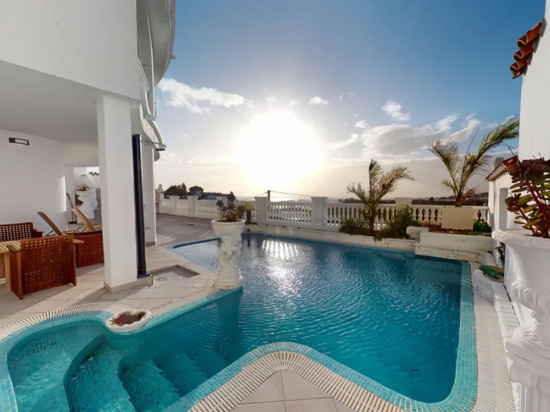 This spectacular villa in Torrox stands out for its spaciousness, luminosity and stunning views of both the sea and the mountains, offering an ideal environment to enjoy the tranquility and the Mediterranean lifestyle. On the main floor of the house we fi