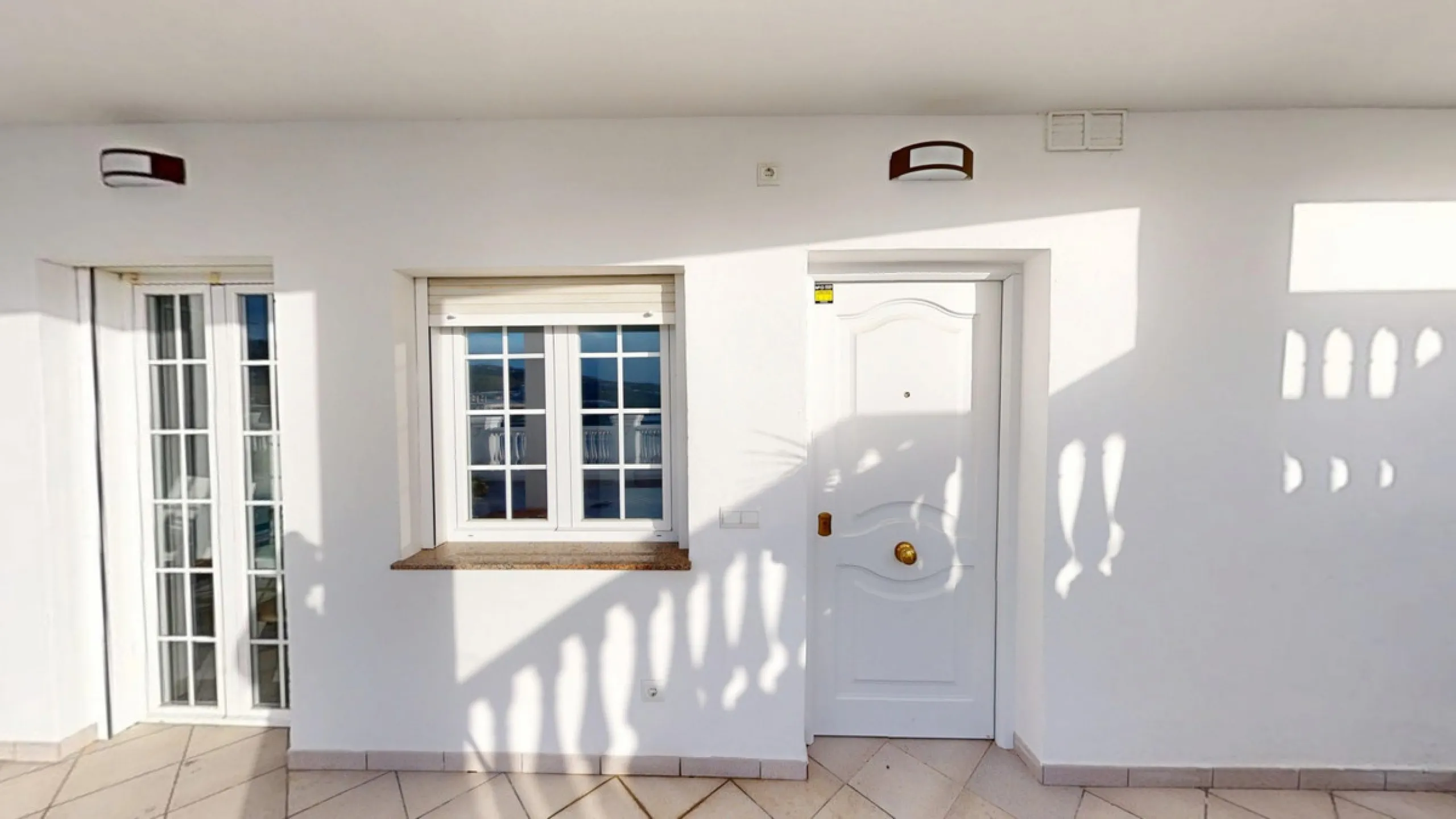 This spectacular villa in Torrox stands out for its spaciousness, luminosity and stunning views of both the sea and the mountains, offering an ideal environment to enjoy the tranquility and the Mediterranean lifestyle. On the main floor of the house we fi