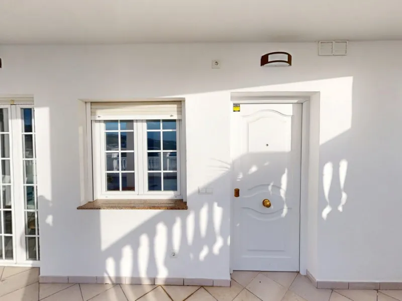 This spectacular villa in Torrox stands out for its spaciousness, luminosity and stunning views of both the sea and the mountains, offering an ideal environment to enjoy the tranquility and the Mediterranean lifestyle. On the main floor of the house we fi
