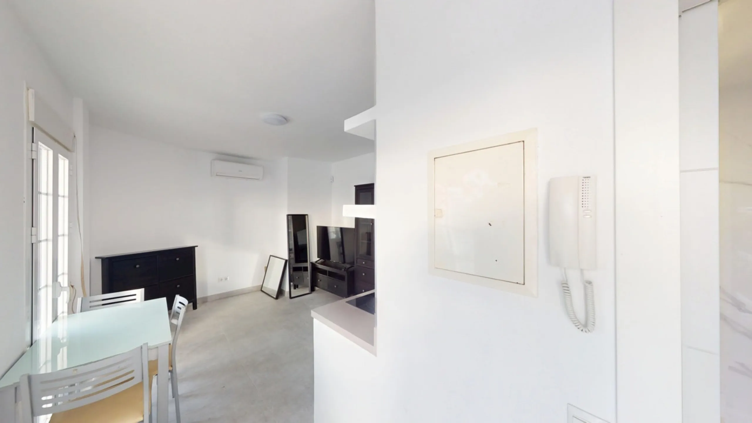 This spectacular villa in Torrox stands out for its spaciousness, luminosity and stunning views of both the sea and the mountains, offering an ideal environment to enjoy the tranquility and the Mediterranean lifestyle. On the main floor of the house we fi