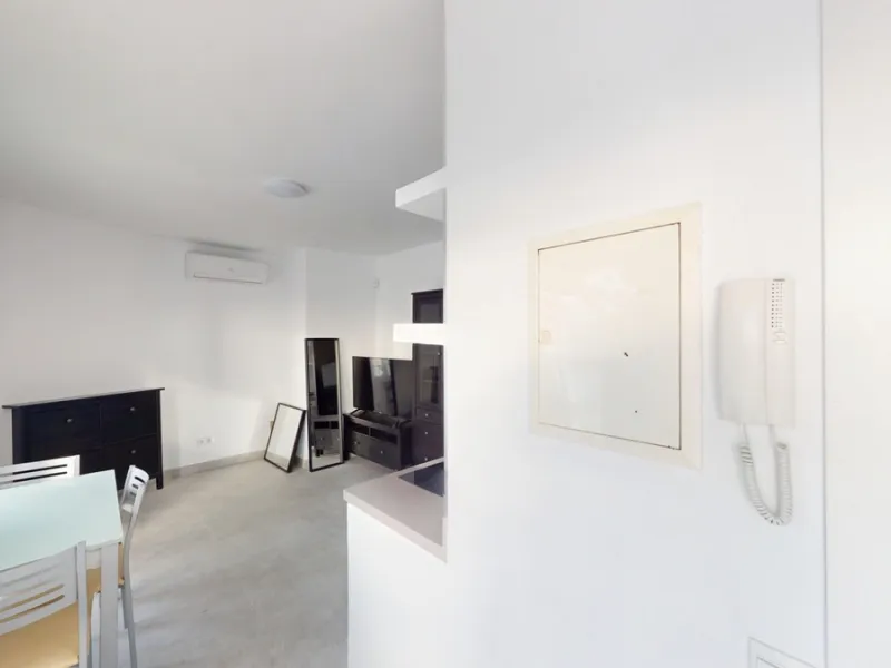 This spectacular villa in Torrox stands out for its spaciousness, luminosity and stunning views of both the sea and the mountains, offering an ideal environment to enjoy the tranquility and the Mediterranean lifestyle. On the main floor of the house we fi