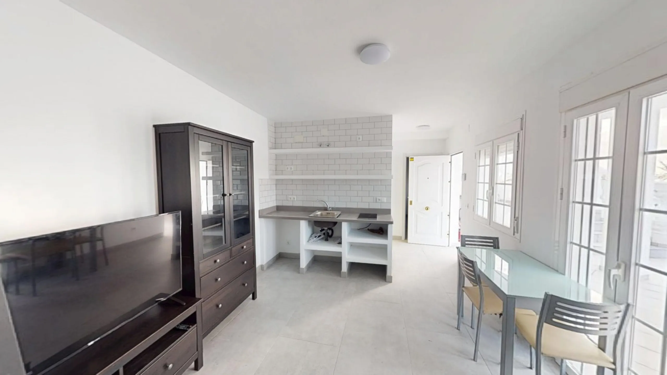 This spectacular villa in Torrox stands out for its spaciousness, luminosity and stunning views of both the sea and the mountains, offering an ideal environment to enjoy the tranquility and the Mediterranean lifestyle. On the main floor of the house we fi