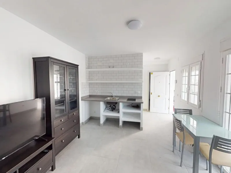 This spectacular villa in Torrox stands out for its spaciousness, luminosity and stunning views of both the sea and the mountains, offering an ideal environment to enjoy the tranquility and the Mediterranean lifestyle. On the main floor of the house we fi