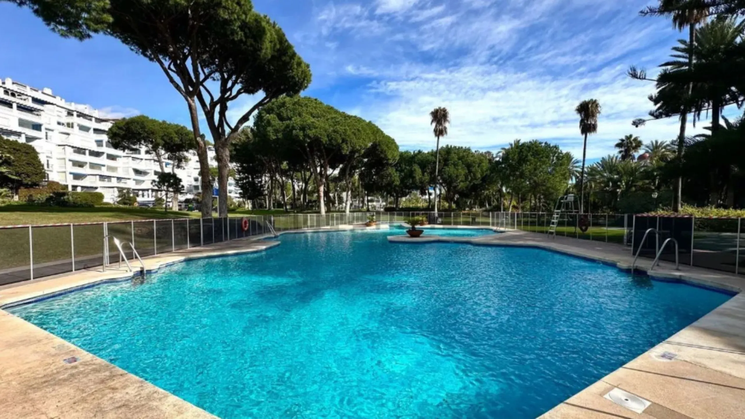Apartment - Middle Floor Apartment в продаже в Marbella, Málaga. В доме 2 спален и 2 ванных комнат. Площадь дома 118 м²