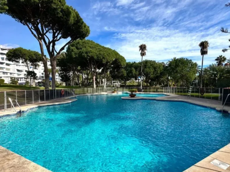 Apartment - Middle Floor Apartment в продаже в Marbella, Málaga. В доме 2 спален и 2 ванных комнат. Площадь дома 118 м²