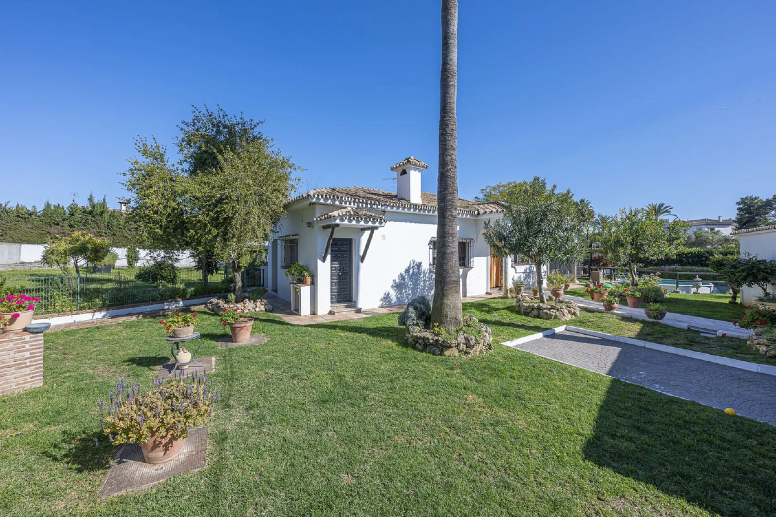 Rural plot with detached villa for sale in Guadalmina Alta A unique opportunity to purchase a spacious 3,000 m² rural plot with a detached single-storey house, situated in the prestigious area of Guadalmina Alta, a peaceful setting surrounded by nature, j