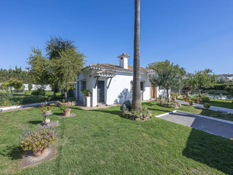 Rural plot with detached villa for sale in Guadalmina Alta A unique opportunity to purchase a spacious 3,000 m² rural plot with a detached single-storey house, situated in the prestigious area of Guadalmina Alta, a peaceful setting surrounded by nature, j