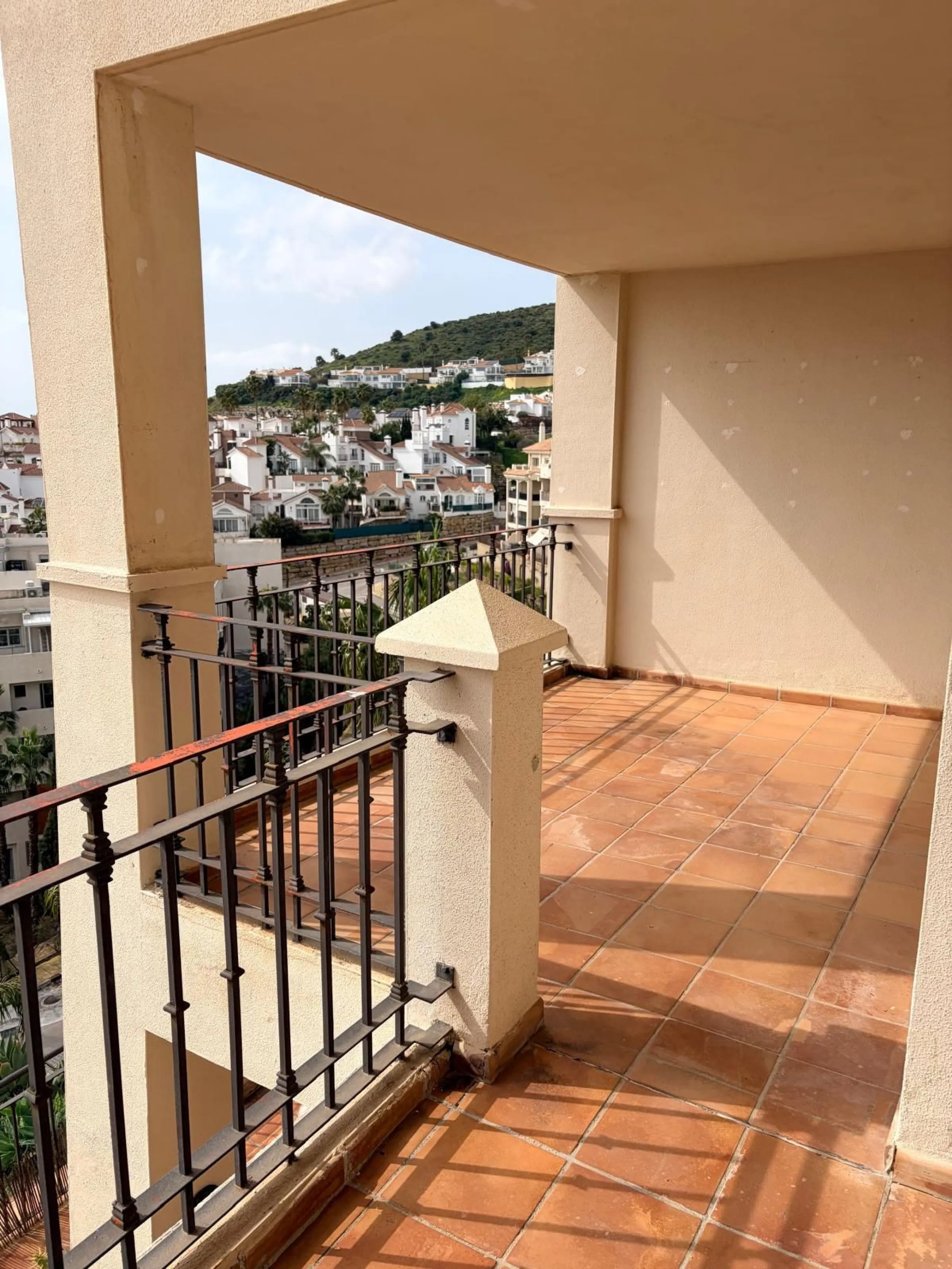 Beautiful apartment for sale in Riviera del Sol, Mijas, located in one of the most sought-after areas of the Costa del Sol, ideal both as an investment and as a holiday home near the sea.