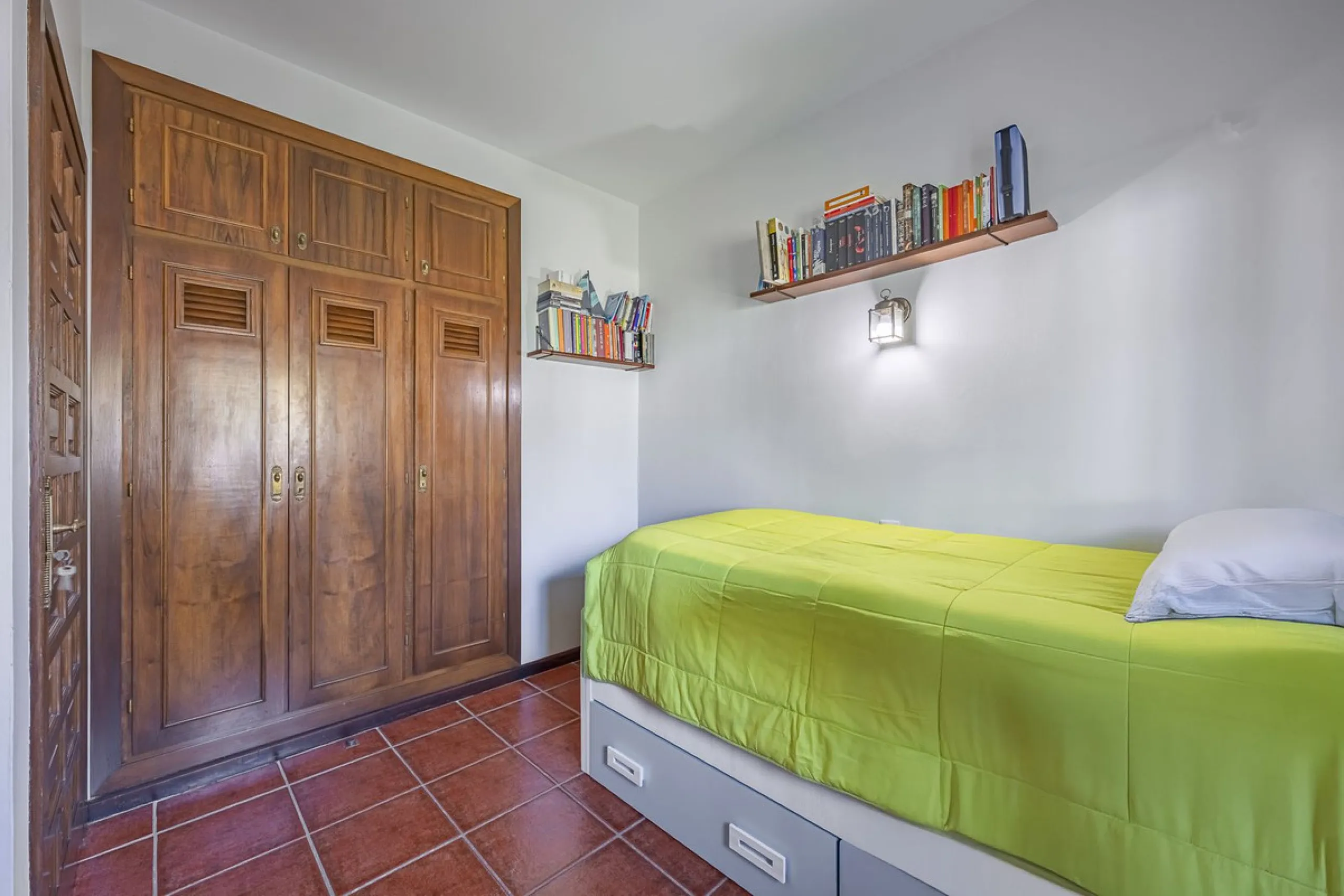 Rural plot with detached villa for sale in Guadalmina Alta A unique opportunity to purchase a spacious 3,000 m² rural plot with a detached single-storey house, situated in the prestigious area of Guadalmina Alta, a peaceful setting surrounded by nature, j