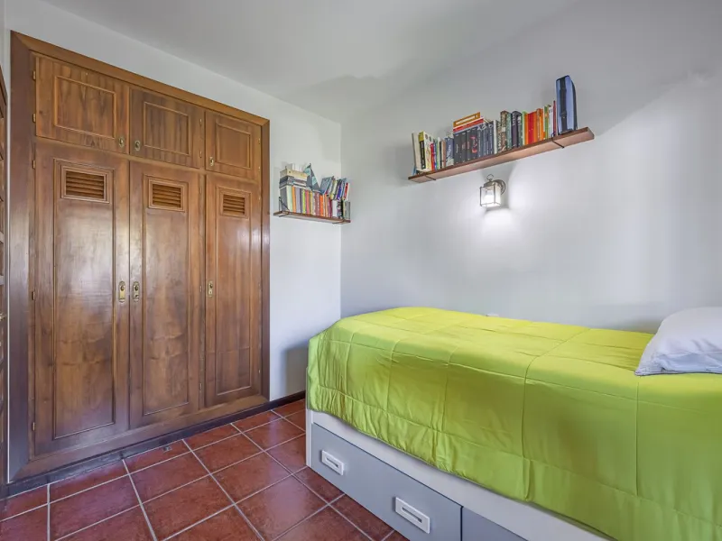 Rural plot with detached villa for sale in Guadalmina Alta A unique opportunity to purchase a spacious 3,000 m² rural plot with a detached single-storey house, situated in the prestigious area of Guadalmina Alta, a peaceful setting surrounded by nature, j